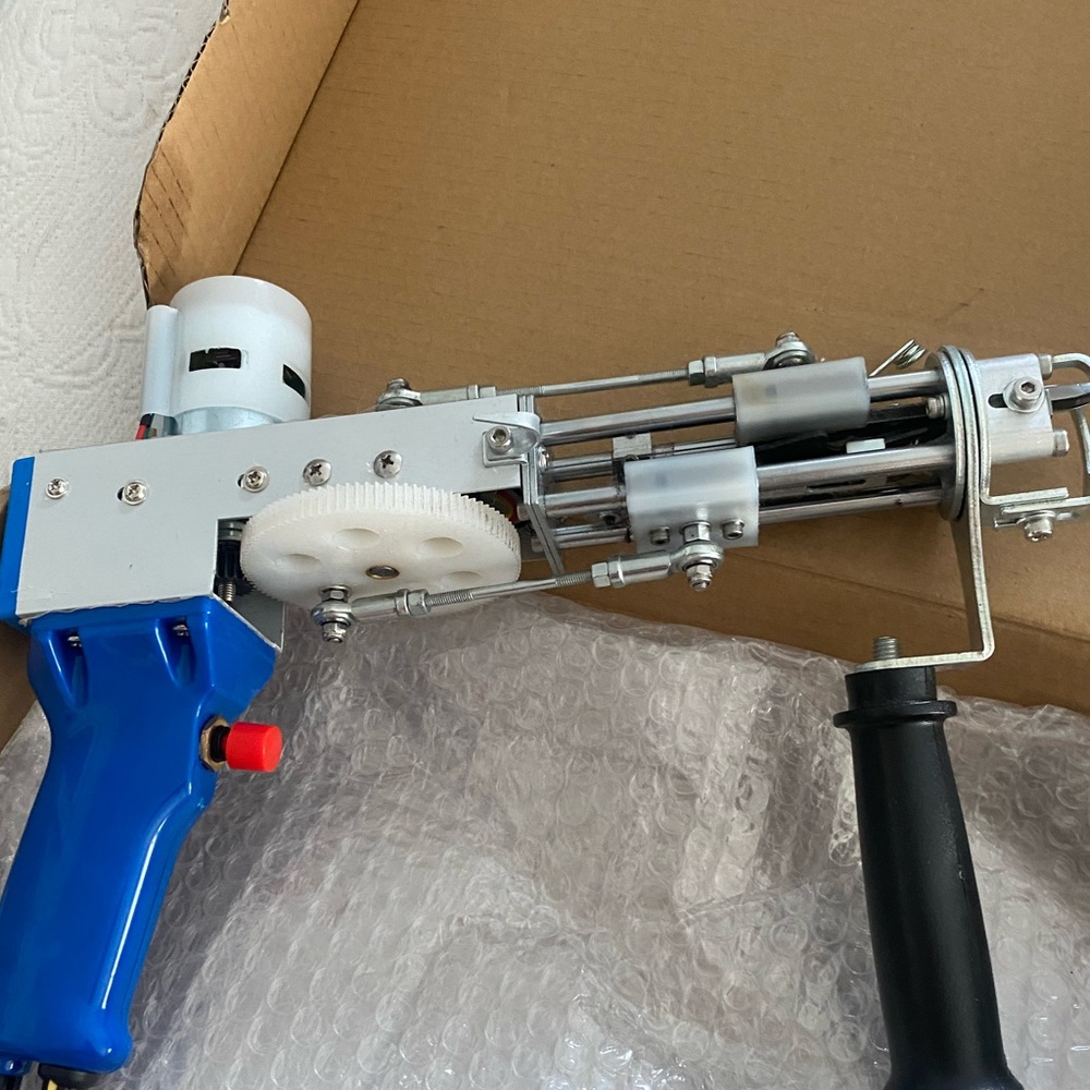 Tufting gun for rug making
